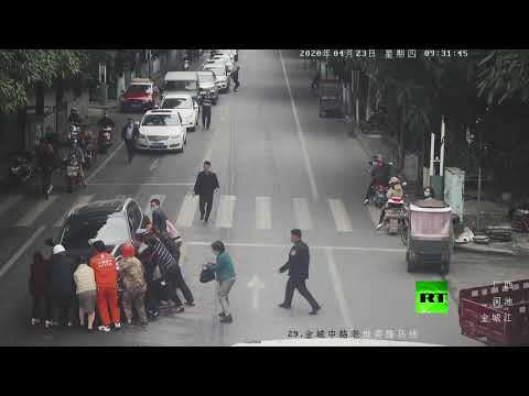 سيارة تدهس امرأة في هيشي الصينية ومارة ينقذونها من تحت عجلات