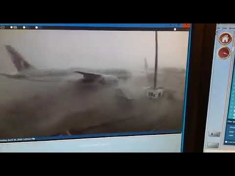 شاهد  لحظة تصادم طائرتين قطريتين في مطار حمد الدولي