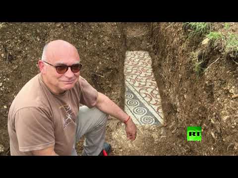 شاهد علماء الآثار يعثرون على أرضية من الفسيفساء الرومانية في إيطاليا