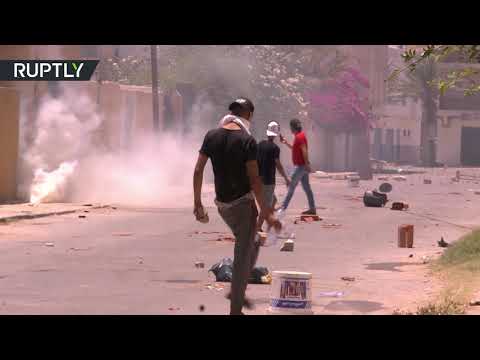 شاهد اشتباكات في شوارع تطاوين التونسية والشرطة تستخدم قنابل الغاز