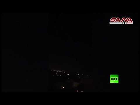 شاهد الدفاعات السورية تسقط صواريخ إسرائيلية في سماء ريف حماة