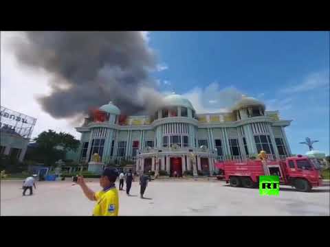 شاهد اندلاع حريق ضخم بقصر بان سوخوادي في تايلاند