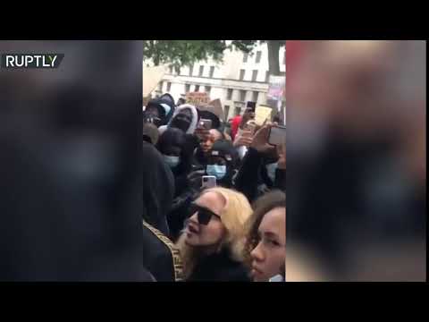 شاهد مادونا تفاجئ المتظاهرين في العاصمة البريطانية لندن