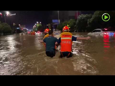 شاهد فرق الإطفاء تنقذ سائقين عالقين بسبب السيول في الصين